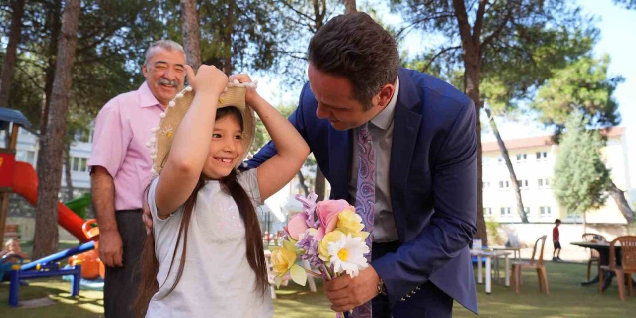 Muğla İl Milli Eğitim Müdürü Çay haftanın ilk gününde minik yüreklerle buluştu