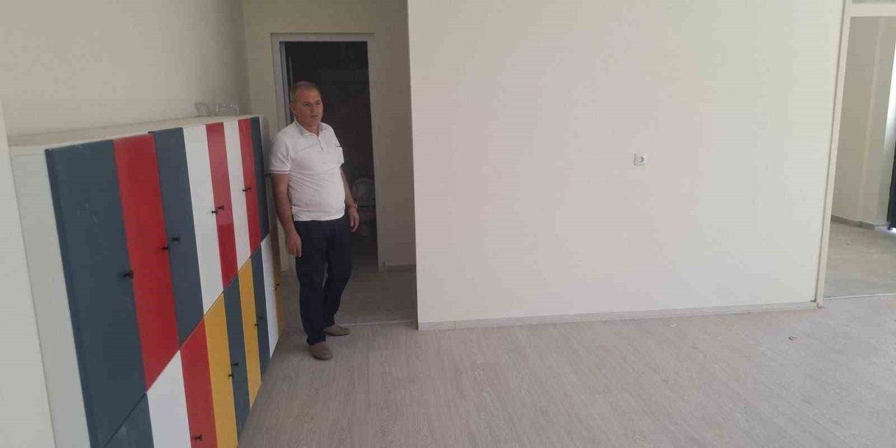 Göreve başlar başlamaz ilk durağı yeni okul oldu