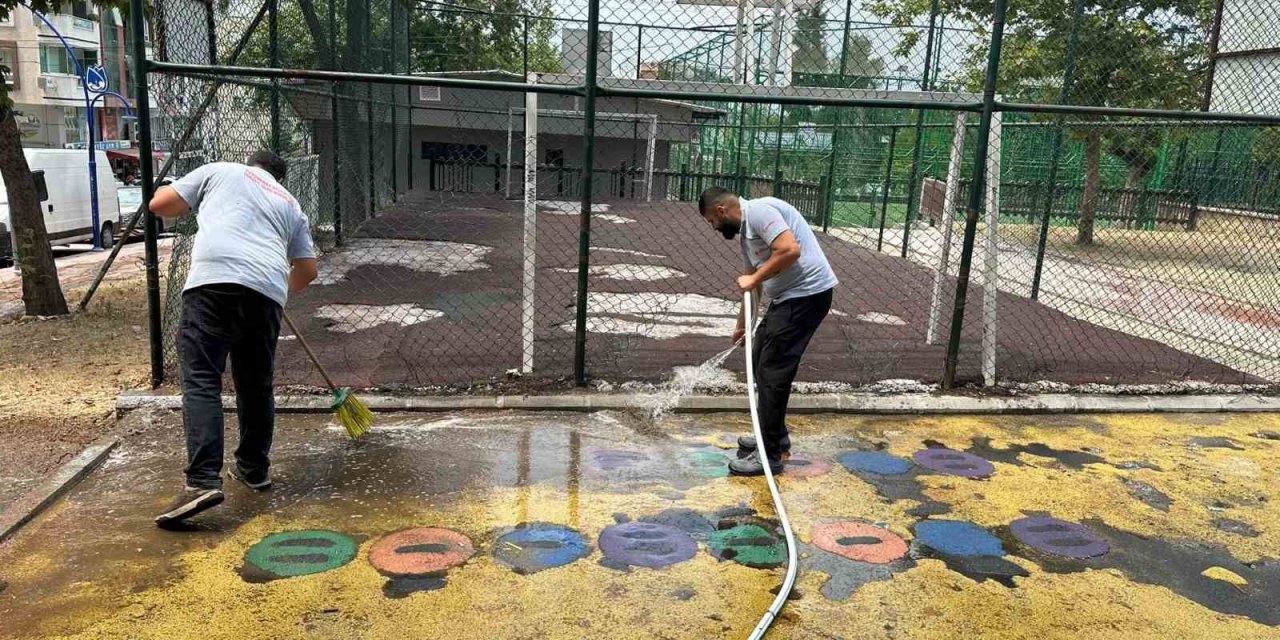 Yunusemre’de çocuk parkları pırıl pırıl oluyor