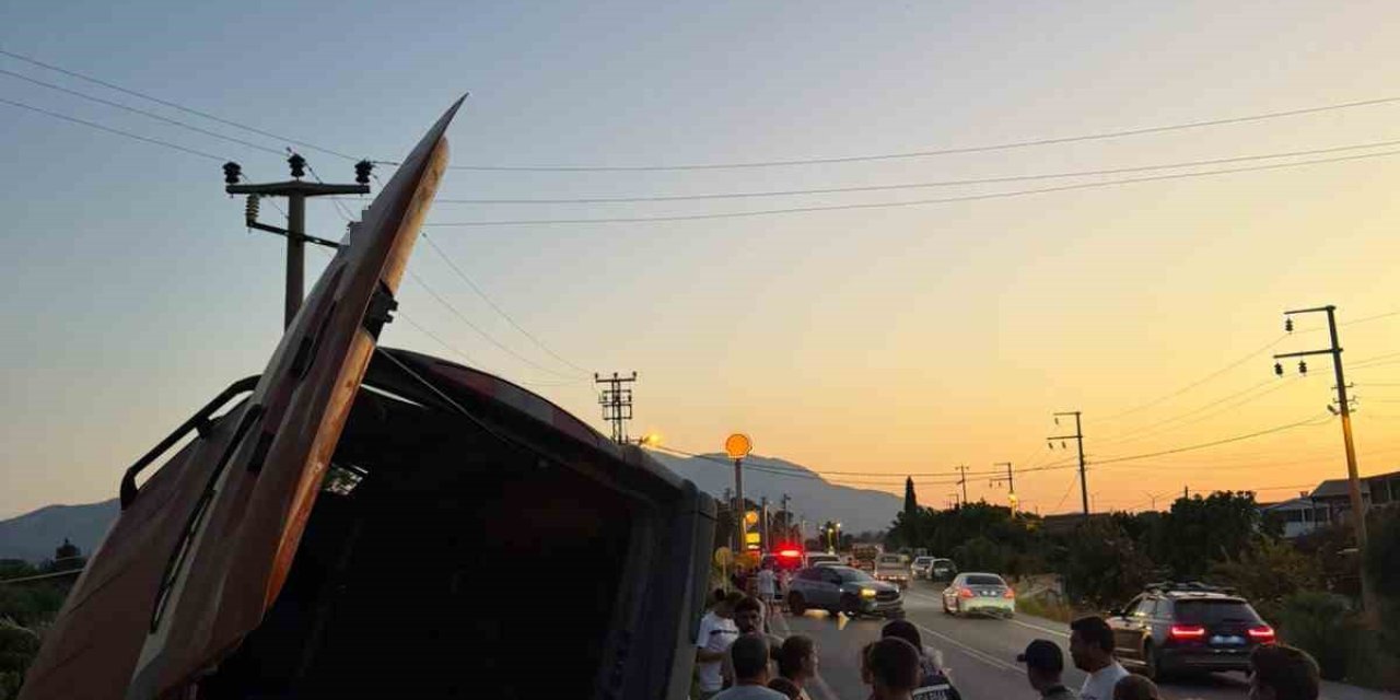 Datça’da korkutan kaza: Devrilen araç iş yerlerine metreler kala durdu