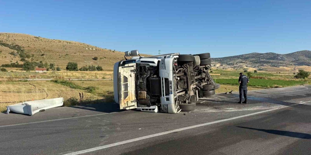 Devrilen tırın sürücüsü yaralandı
