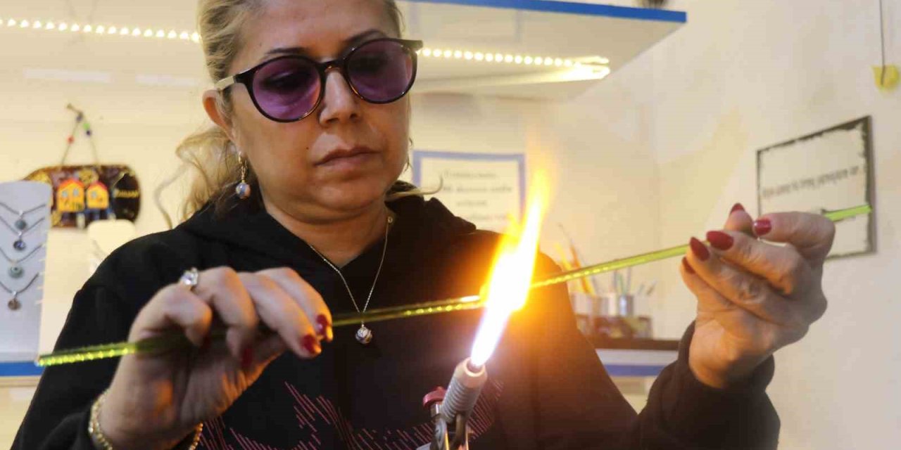 Buldan’da bin 200 derecelik ateşte camı sanata dönüştürüyor