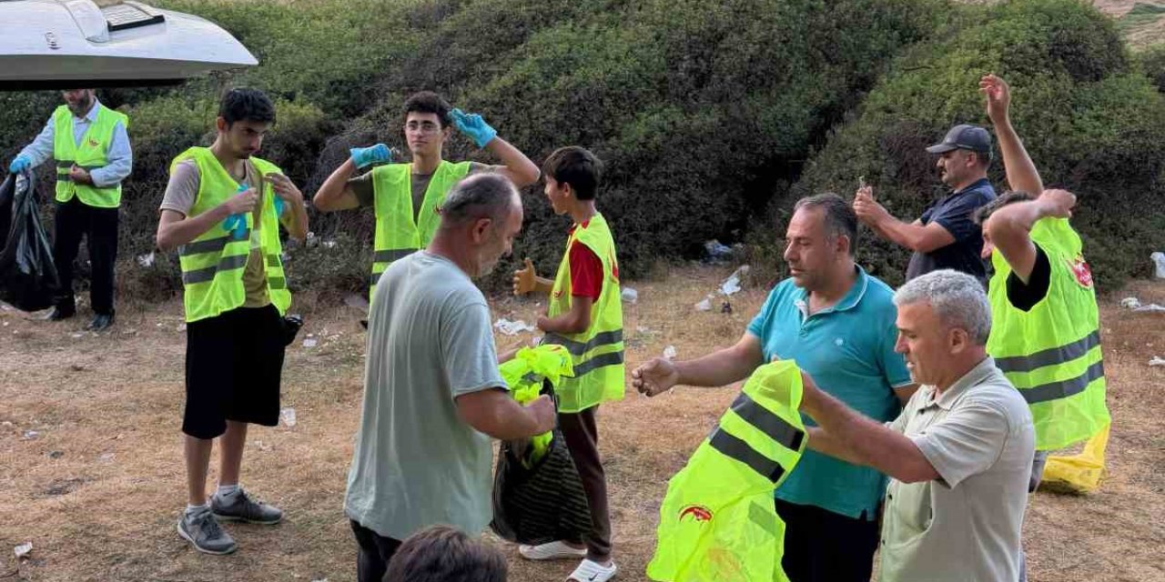 Sabah namazının ardından çevre için el ele verdiler
