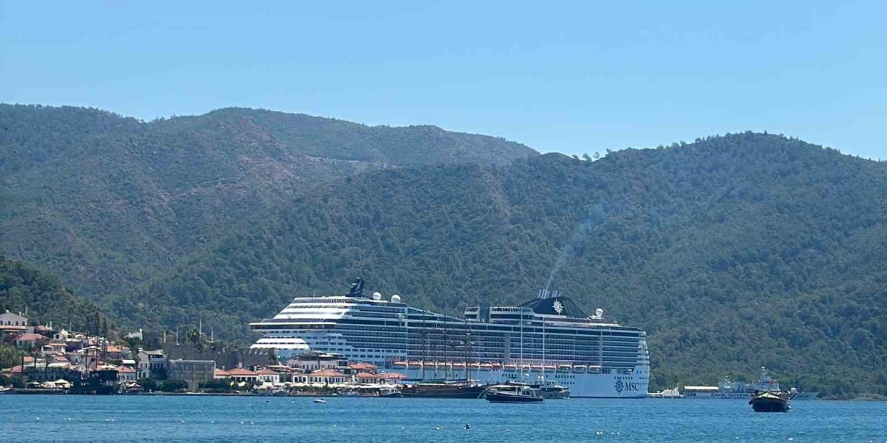 Dev yolcu gemisi Marmaris’e 5 bin yolcu ve mürettebatıyla demir attı