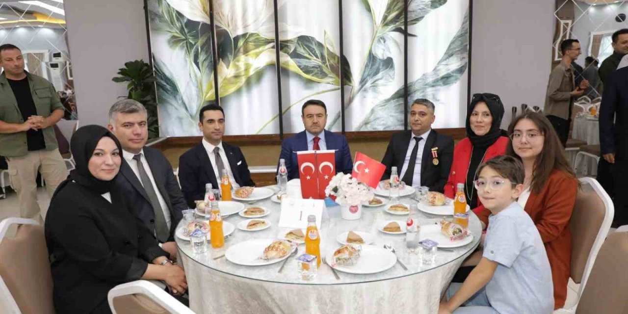 Kütahya’da şehit aileleri ve gazilerle aynı sofrada buluştu