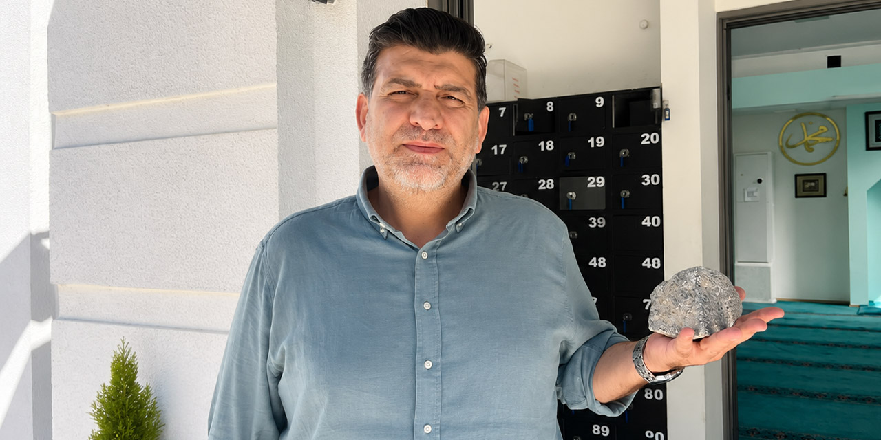 Sela okunduğu için saldırdıkları camide bir yıl sonra babalarının selası verildi