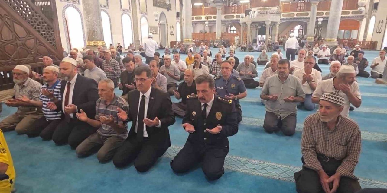 Kütahya Ulu Camii’nde 15 Temmuz şehitleri için 2 bin 530 hatmin duası yapıldı