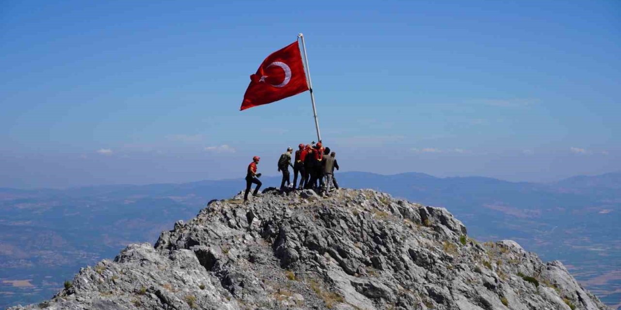 Spil’in zirvesindeki 15 Temmuz töreninde gaziler Türk bayrağını göndere çekti