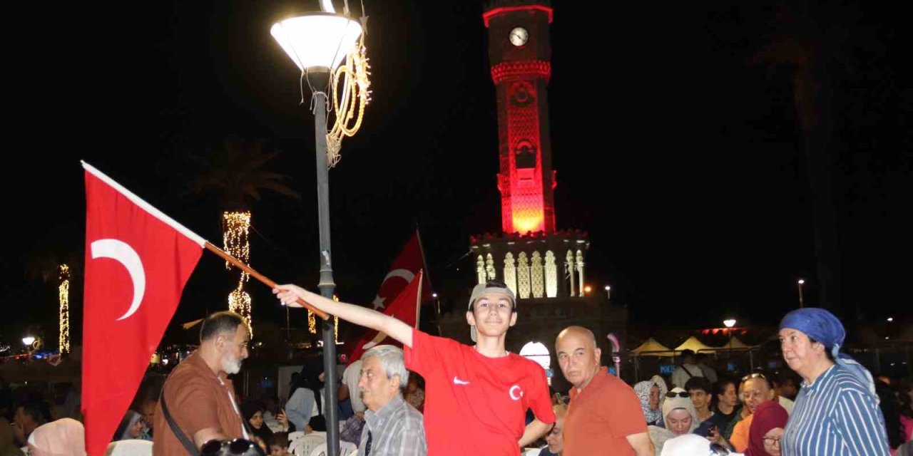 15 Temmuz Demokrasi ve Milli Birlik Günü’nde binlerce İzmirli tek yürek oldu
