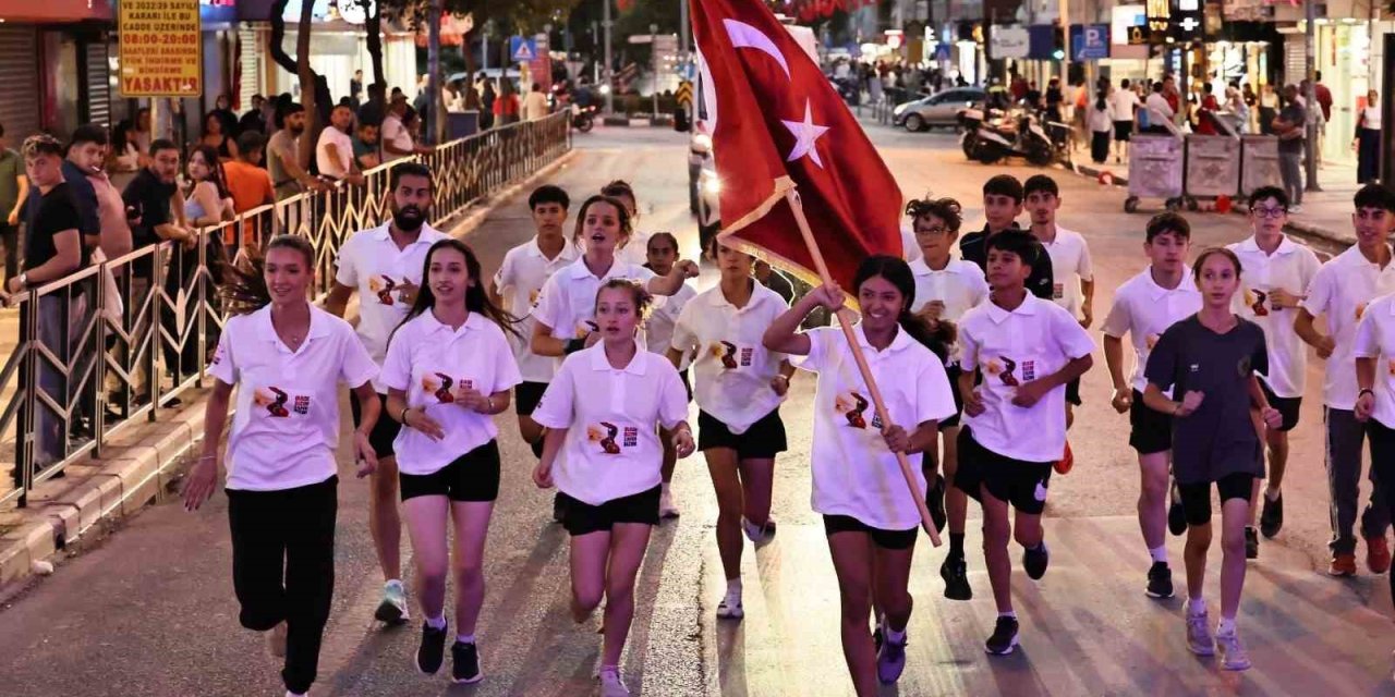 Ay yıldızlı sancak Manisa sokaklarında elden ele taşındı