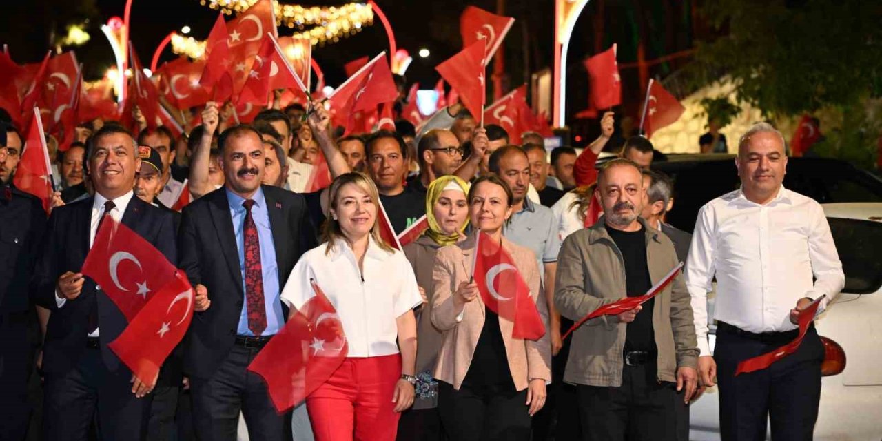 Demirci’de demokrasi nöbetinde kahramanlık türküleri yankılandı