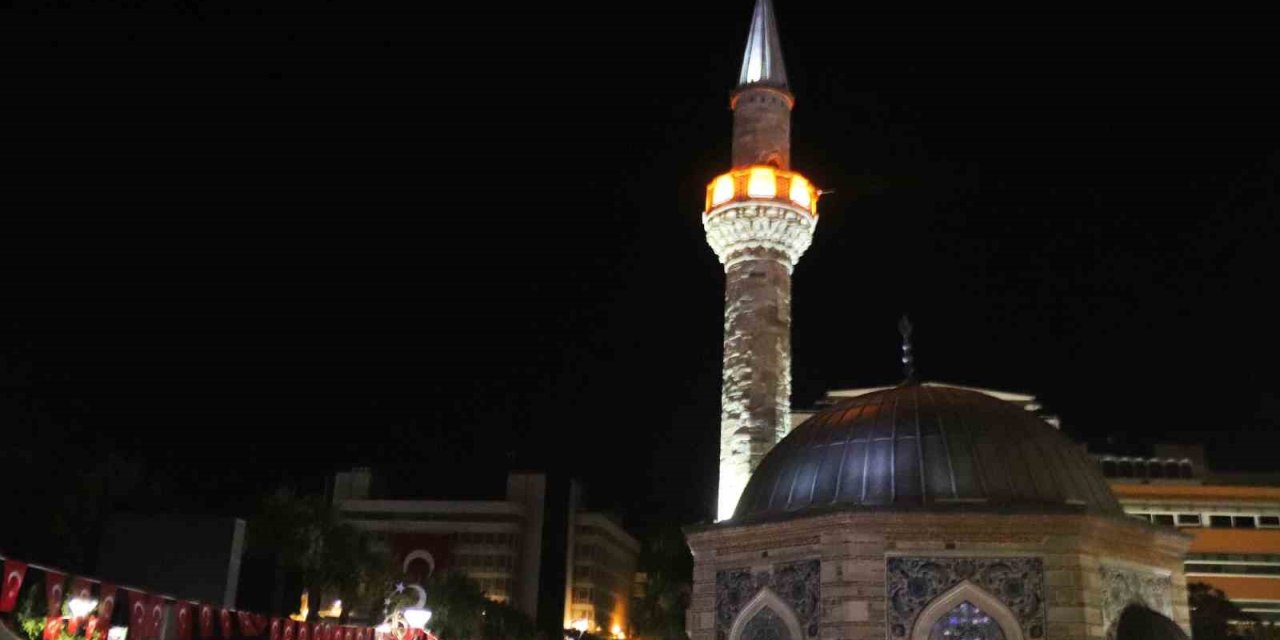 İzmir’de tüm camilerden aynı anda sela sesi yükseldi