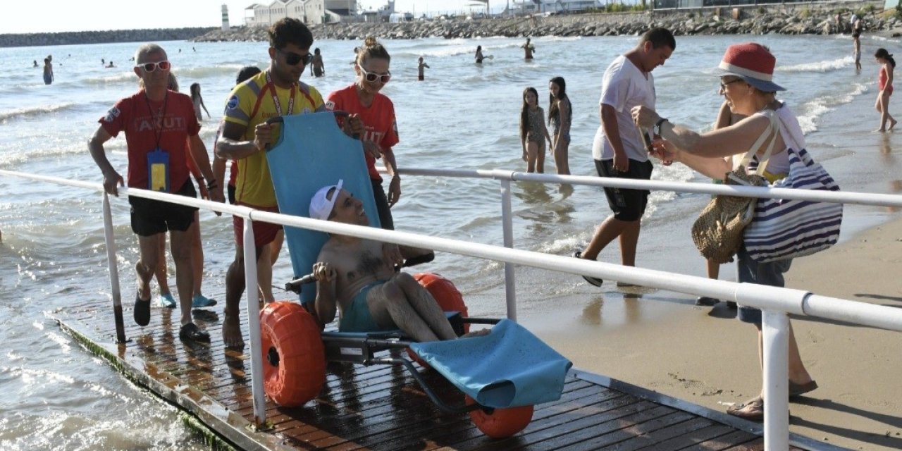 Kuşadası'nda engelsiz plaj uygulaması takdir topladı