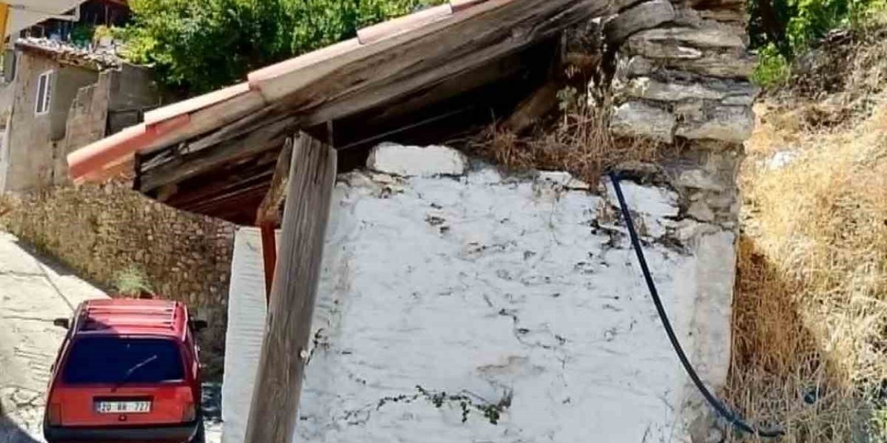 Tarihi çeşmenin çatısı tehlike altında