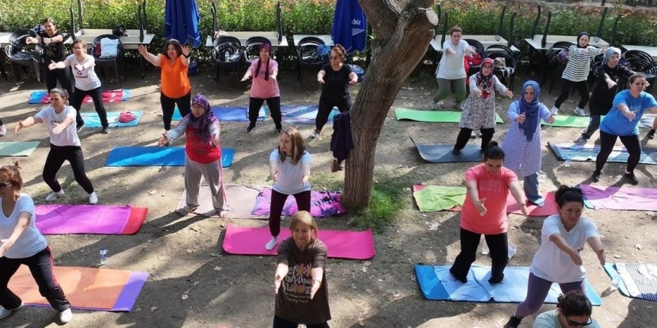 Efeler’de açık havada yoga zamanı