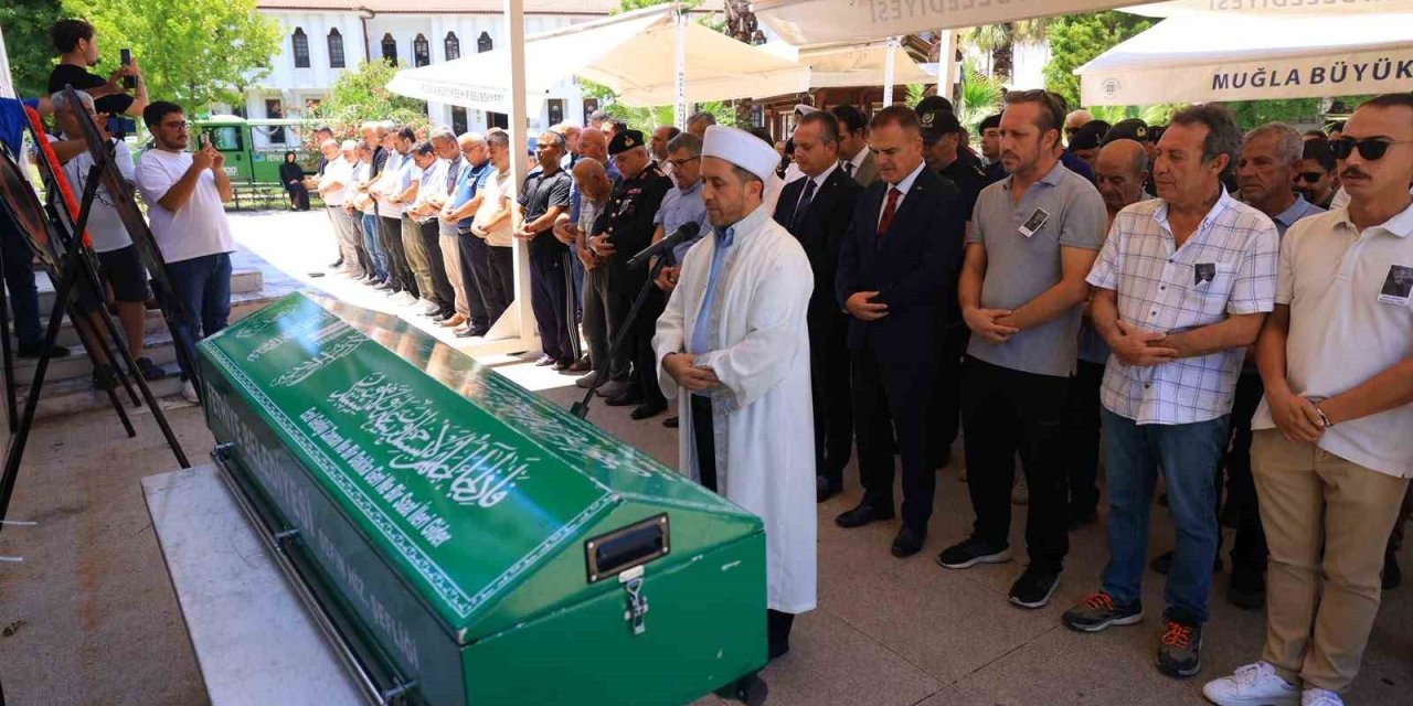 Muğla Valisi Akbıyık, şehit babasını son yolculuğuna uğurladı