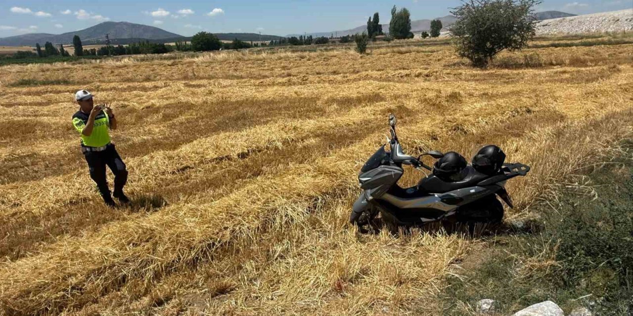 Motosikletin devrildiği kazada 2 kişi yaralandı