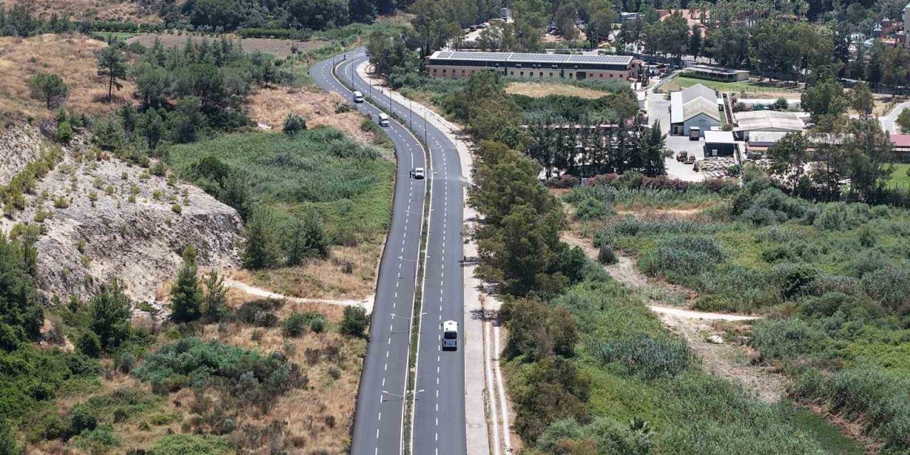 Pamucak yolu baştan sona yenilendi