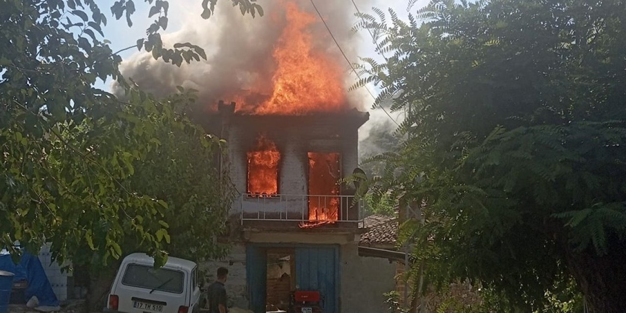 Bayındır’da iki katlı ev yanarak kül oldu