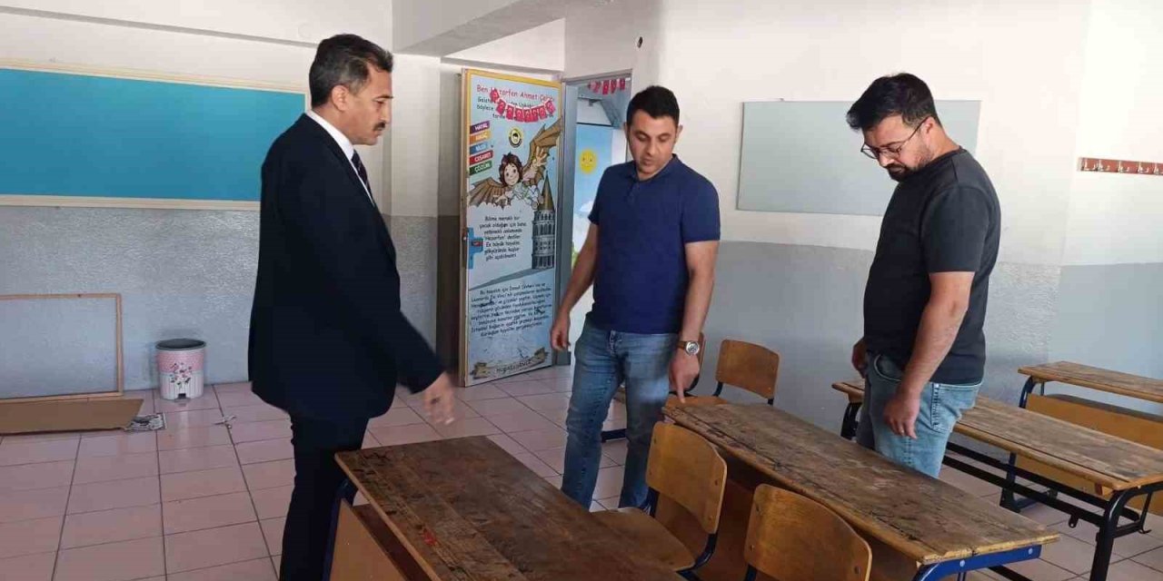 Bolvadin’de ki okullarda bakım ve onarım çalışmaları sürüyor