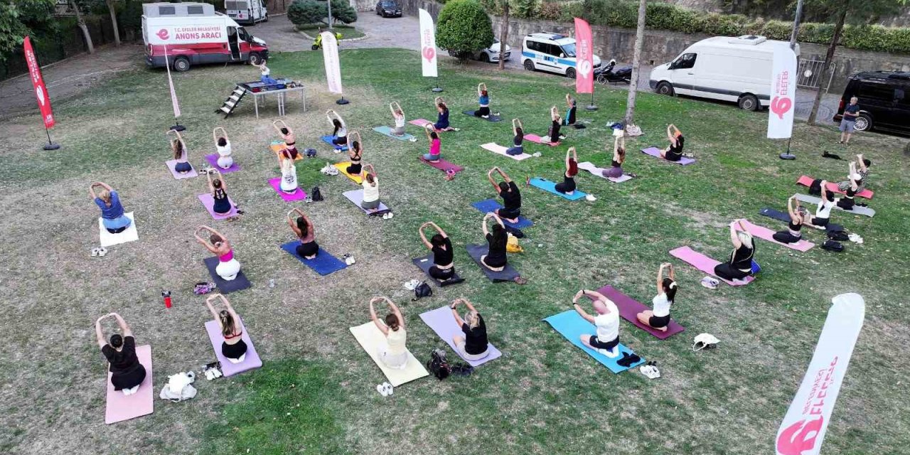 Efeler’de açık hava yoga etkinliği yoğun ilgi gördü