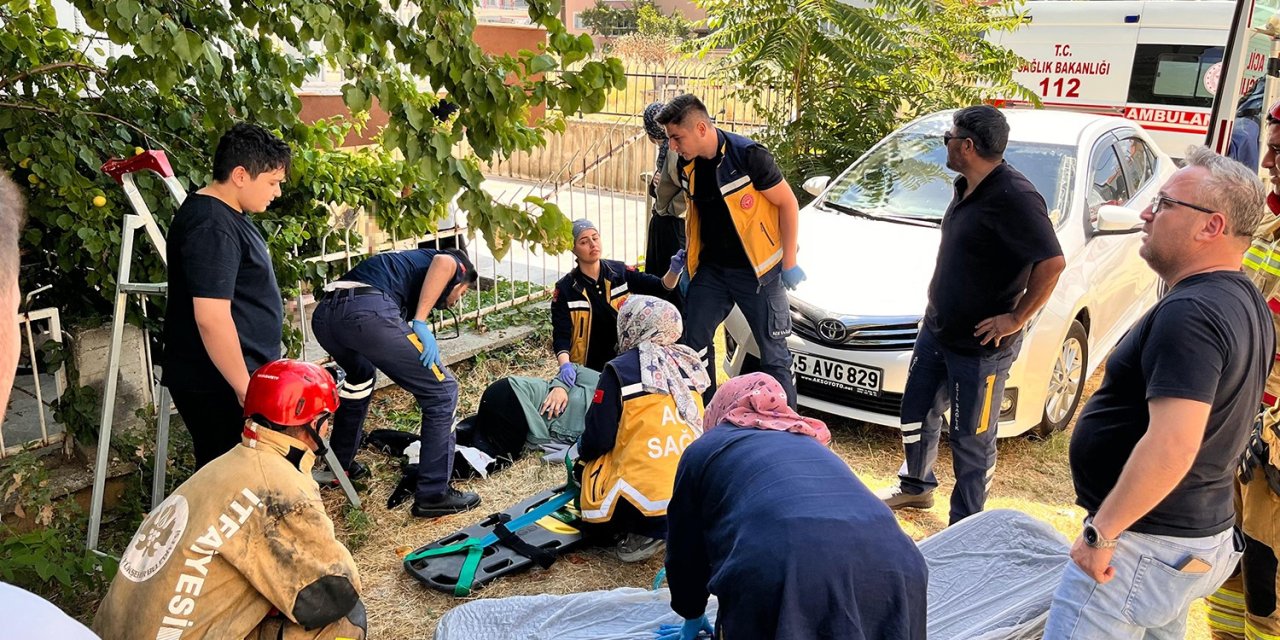 Kayısı toplarken ağaçtan düşen kadının bacağı demir korkuluğa saplandı