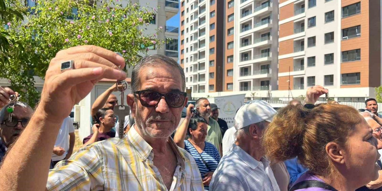 İzmir’de kentsel dönüşüm mağdurlarından ’anahtarlı’ eylem
