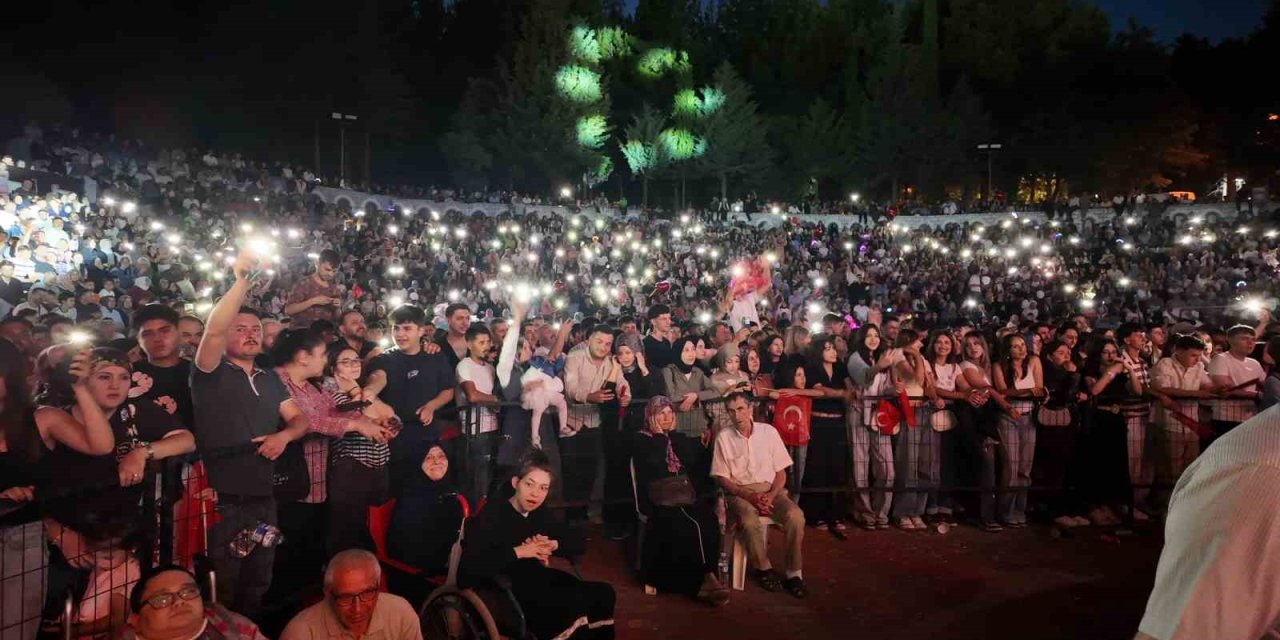 Gediz Tarhana Festivalinde Cengiz Kurtoğlu coşkusu