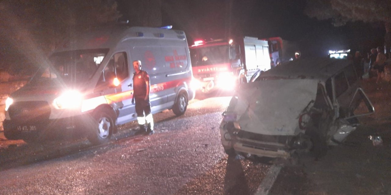 Manisa’da otomobil ile traktör çarpıştı: 2’si ağır 4 yaralı