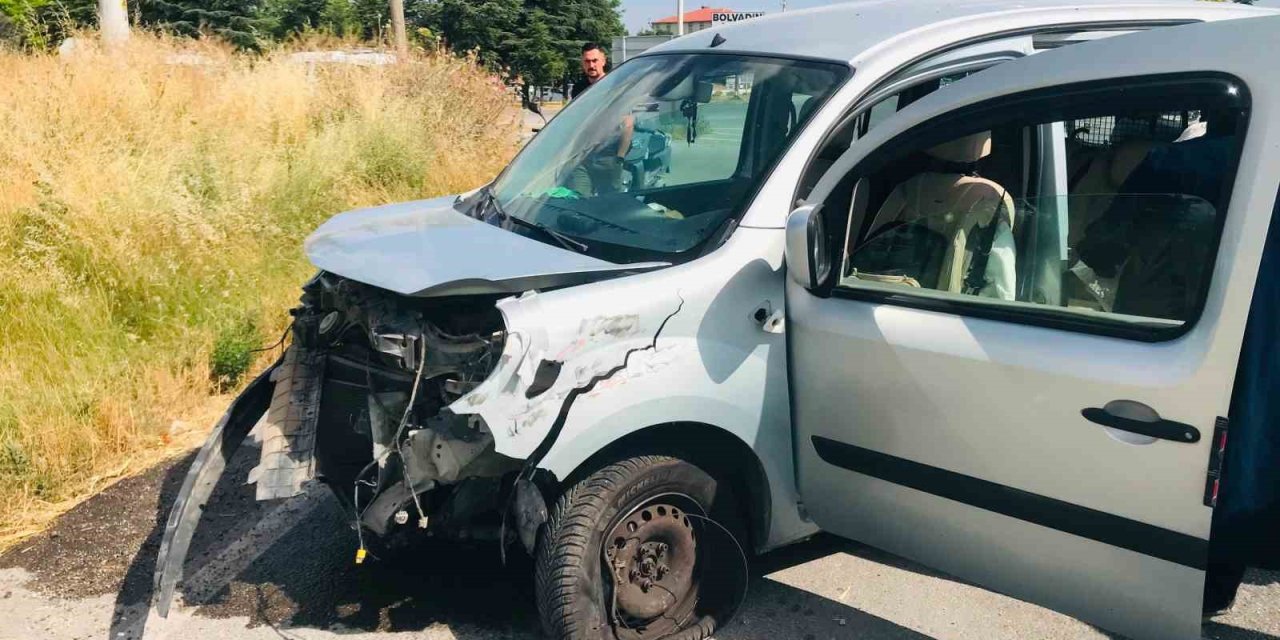 İki otomobilin çarpıştığı kazada 4 kişi yaralandı