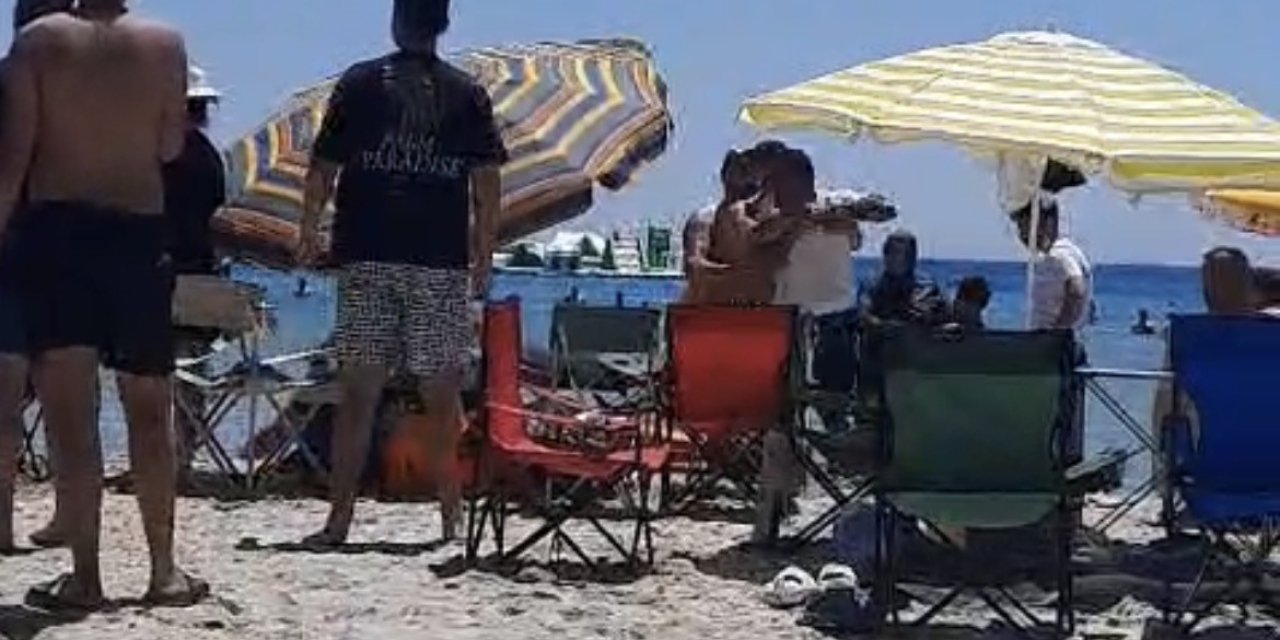 Çeşme’de plajda ‘Şemsiyeni açamazsın’ kavgası