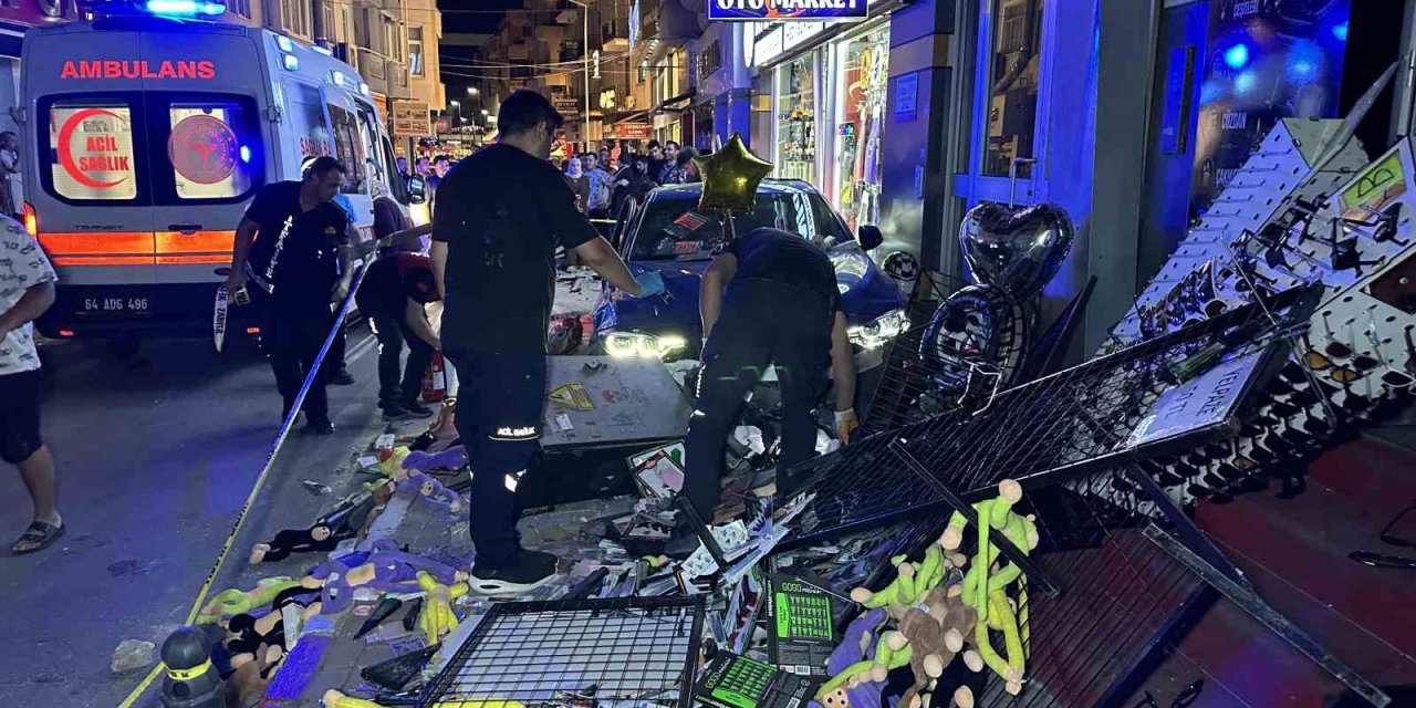 Aydınlatma direğine çarpan otomobil kaldırıma çıktı: 4 yaralı