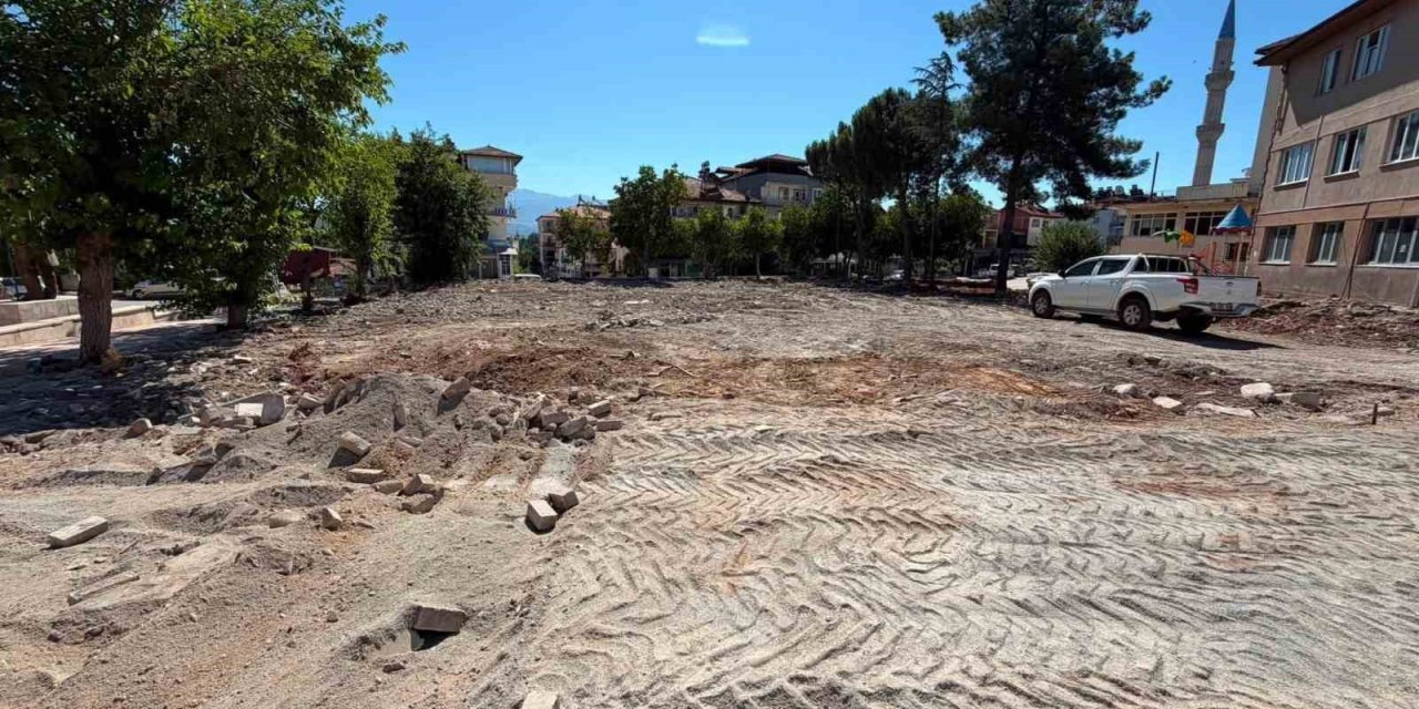 Beyağaç Çarşı Meydanı modern bir görünüme kavuşuyor