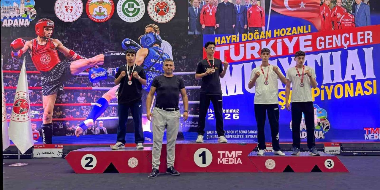 Manisalı muaythaiciler Türkiye kürsüsüne çıktı