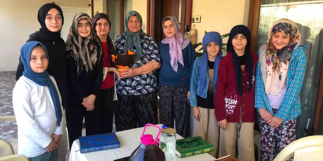 Kur’an kursu öğrencilerden gazi eşine dua ziyareti