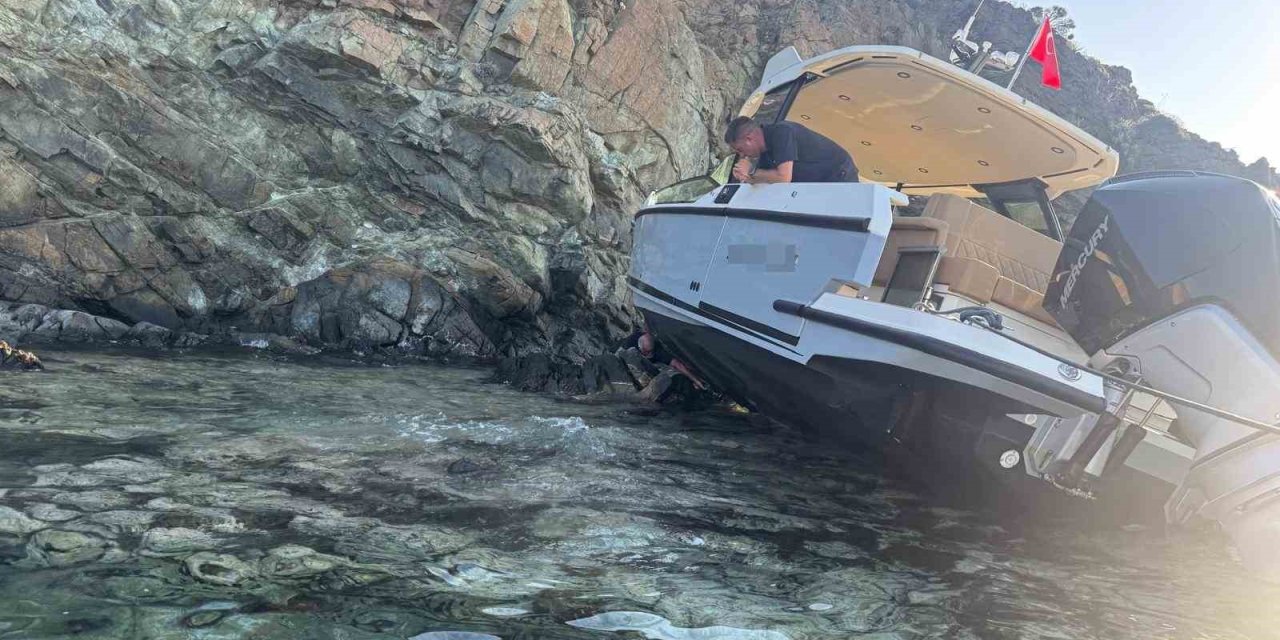 Sürüklenen tekne kayalıklara çarptı