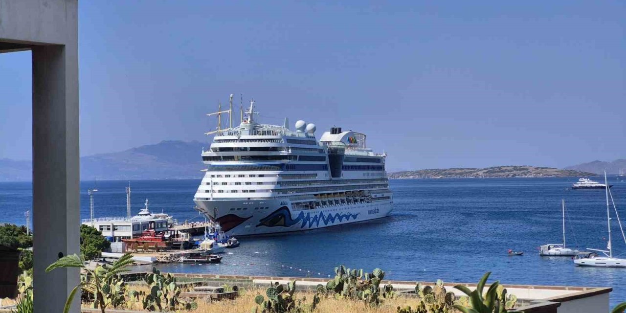 Bodrum’a 3 gemiyle 2 bin 761 turist geldi
