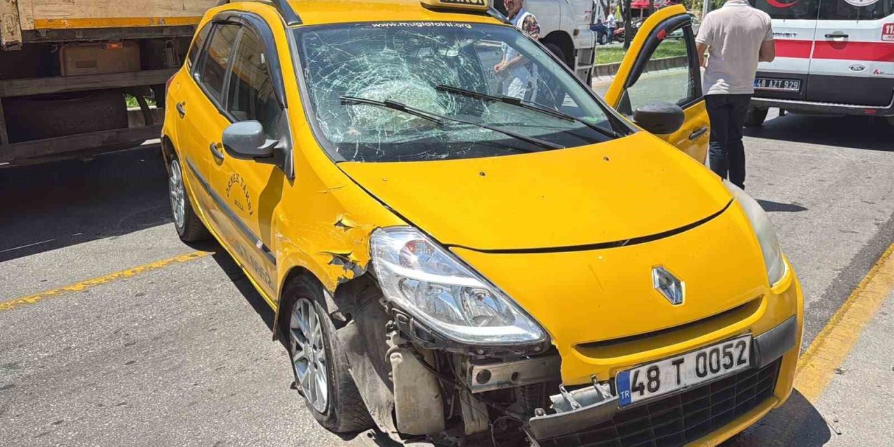 Menteşe’de park halindeki araçlara çarpan taksinin sürücüsü yaralandı