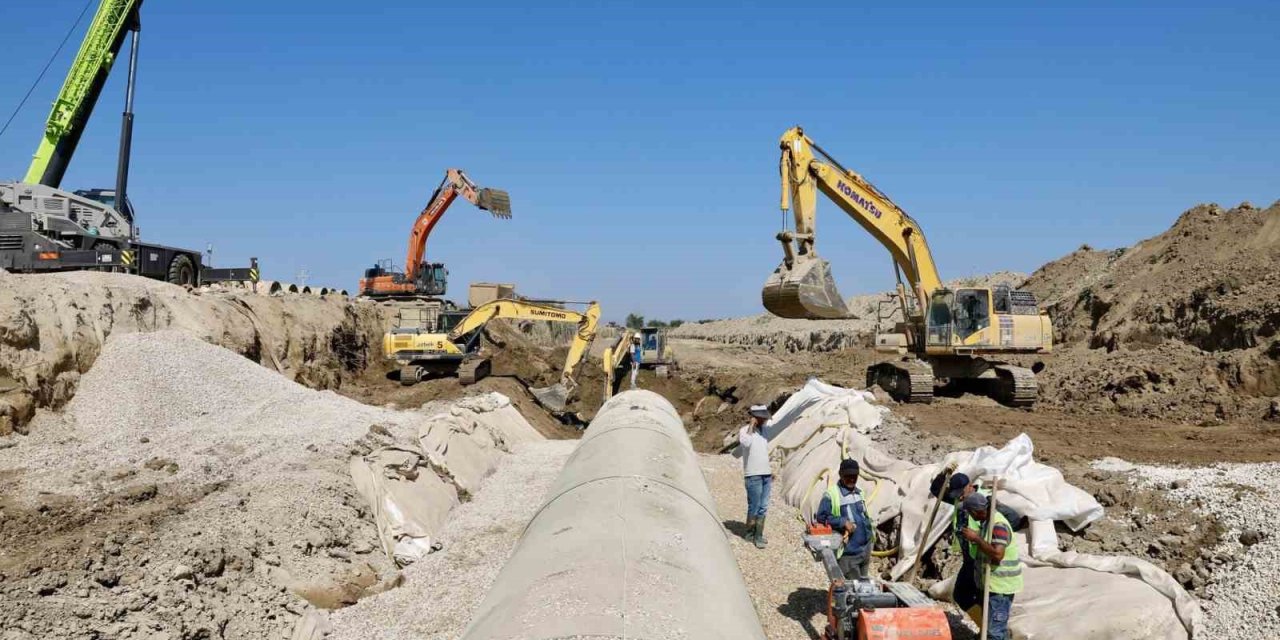 Proje tamamlandığında su kaybı en aza inecek, dev boruların montajı yapılıyor
