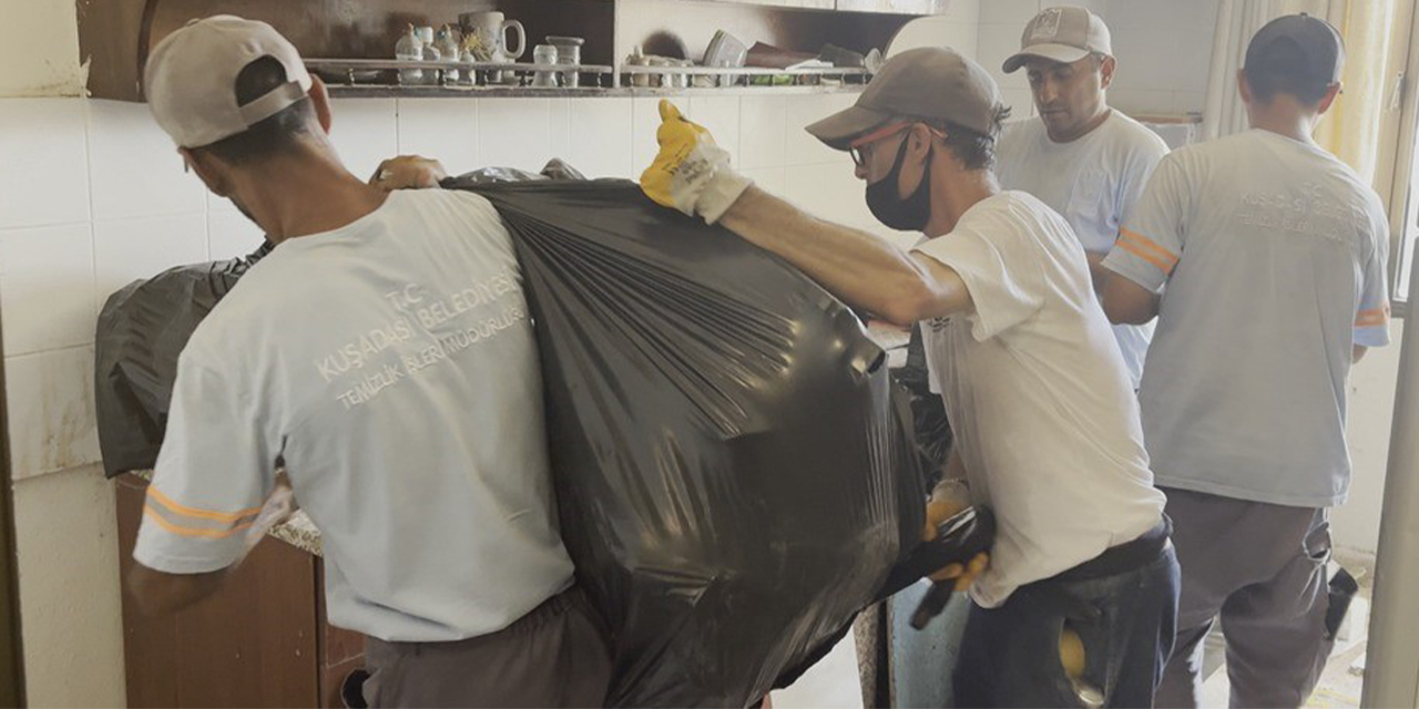 Kuşadası'nda çöp evden 2,3 ton atık çıkarıldı