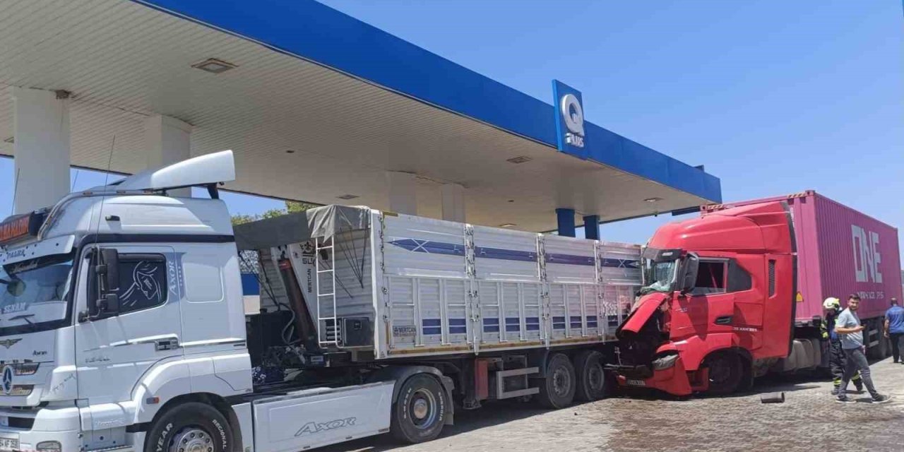 Baygınlık geçiren tır şoförü istasyonda yakıt alan başka bir tıra çarptı
