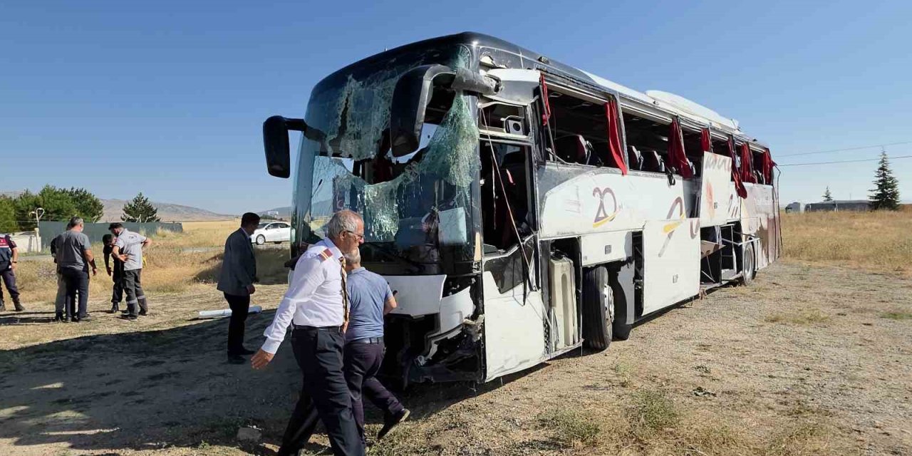 Kütahya-Afyonkarahisar kara yolunda yolcu otobüsü devrildi: 31 yaralı