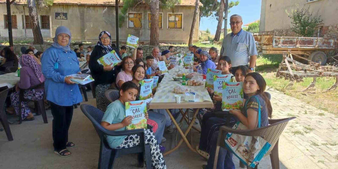 Hayır etkinliğinde çocuklara tarih kitabı dağıtıldı