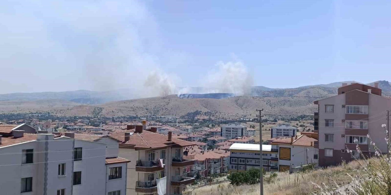 Afyonkarahisar’da otluk alanda çıkan yangına havadan ve karadan müdahale sürüyor