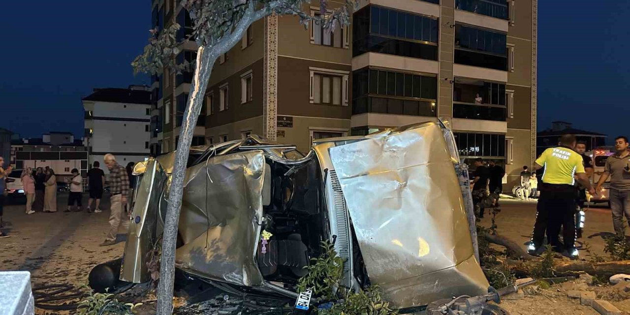 Yayalara çarpan otomobil takla atarak otoparka daldı: 1’i ağır 3 yaralı