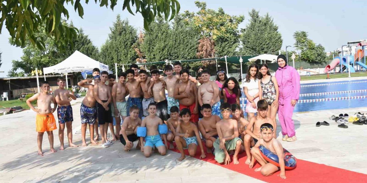 Yaz sıcağında çocuklara havuz sürprizi