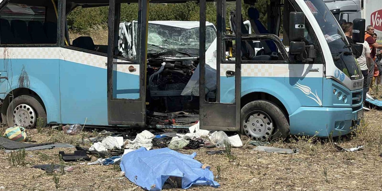 Manisa’nın Şehzadeler ilçesine bağlı Karaoğlanlı Mahalle kavşağında kapalı kasa kamyonetin özel halk otobüsüne çarpması sonucu 1 kişi öldü 4’ü ağır çok sayıda kişi yaralandı. İhbar üzerine bölgeye çok sayıda ambulans, itfaiy