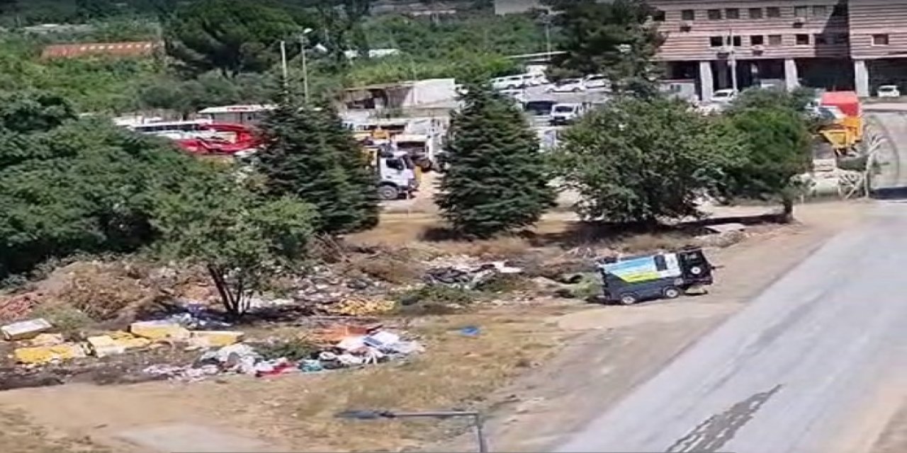 Kemalpaşa Belediyesi, kendi binasının arkasını çöplüğe çevirdi