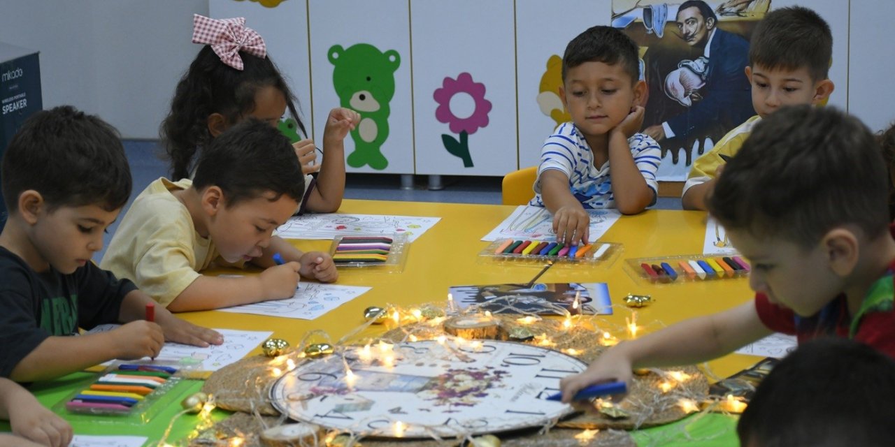 Kuşadası’nda minikler yaz tatilinde sanatla gelişiyor