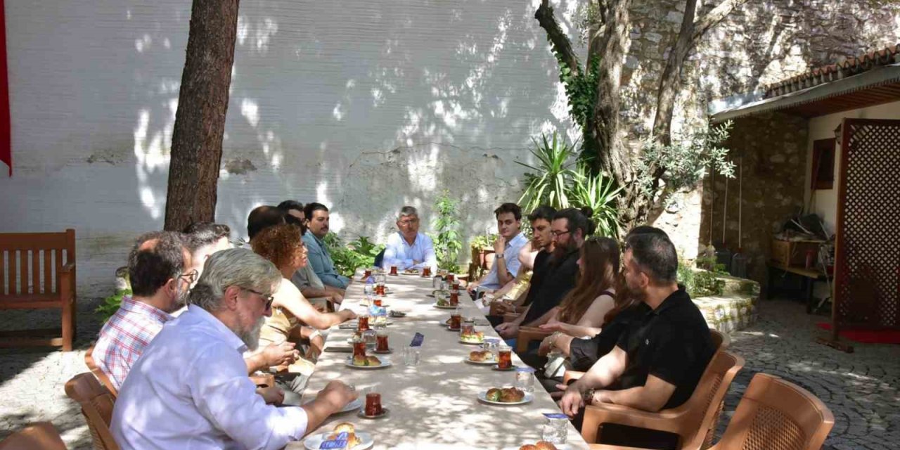 Rektör Prof. Dr. Kaçar, klasik diller yaz kursu öğrencileriyle buluştu